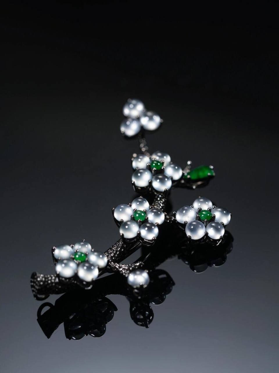 High ice species jadeite brooch "Han Mei Proud" Height: 5.2cm wide. 2.8cm